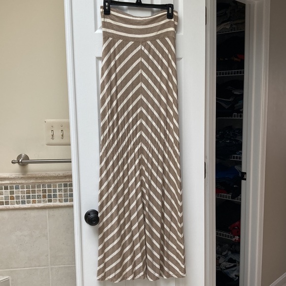 Max Studio Tan and Cream Maxi Skirt - Picture 2 of 3